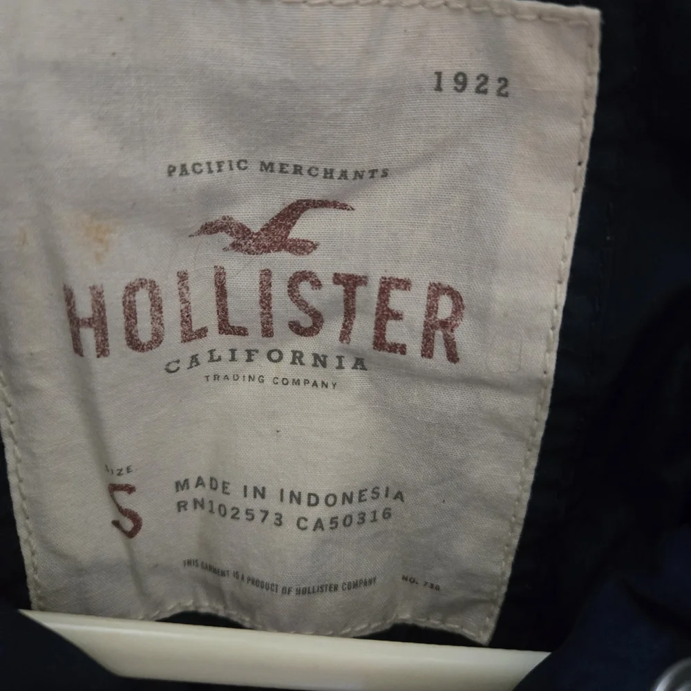 Hollister Women's Dark Blue Puffer Jacket - Picture 2 of 4